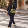 Attraversando le strisce con borsa Salvia Garden Collection